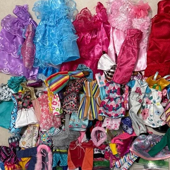 (Large Bundle of Barbie) - Picture 6 of 6